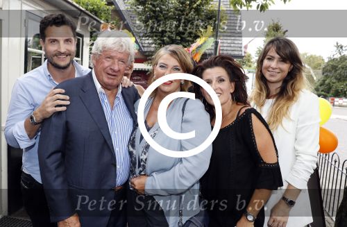 Blaricum 6 september 2016
Surprise party voor Willibrord Frequin zijn 75e verjaardag bij  Moeke Spijstra.
Zijn vriendin kinderen en kleinkinderen zijn natuurlijk aanwezig.