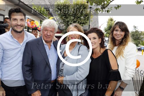 Blaricum 6 september 2016
Surprise party voor Willibrord Frequin zijn 75e verjaardag bij  Moeke Spijstra.
Zijn vriendin kinderen en kleinkinderen zijn natuurlijk aanwezig.