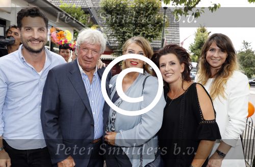 Blaricum 6 september 2016
Surprise party voor Willibrord Frequin zijn 75e verjaardag bij  Moeke Spijstra.
Zijn vriendin kinderen en kleinkinderen zijn natuurlijk aanwezig.