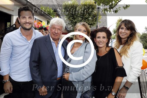 Blaricum 6 september 2016
Surprise party voor Willibrord Frequin zijn 75e verjaardag bij  Moeke Spijstra.
Zijn vriendin kinderen en kleinkinderen zijn natuurlijk aanwezig.