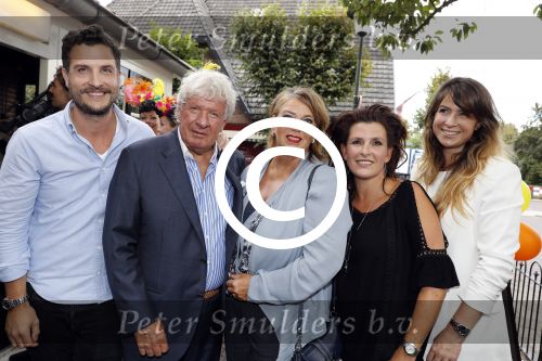 Blaricum 6 september 2016
Surprise party voor Willibrord Frequin zijn 75e verjaardag bij  Moeke Spijstra.
Zijn vriendin kinderen en kleinkinderen zijn natuurlijk aanwezig.