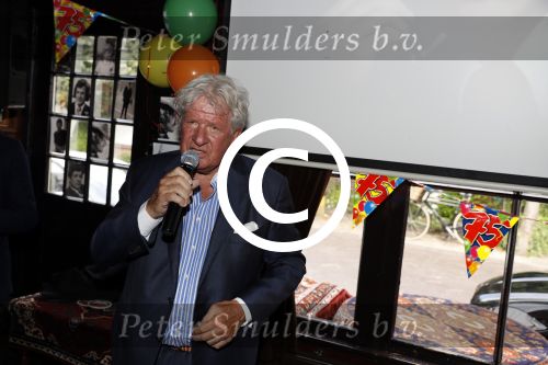 Blaricum 6 september 2016
Surprise party voor Willibrord Frequin zijn 75e verjaardag bij  Moeke Spijstra.
Zijn vriendin kinderen en kleinkinderen zijn natuurlijk aanwezig.