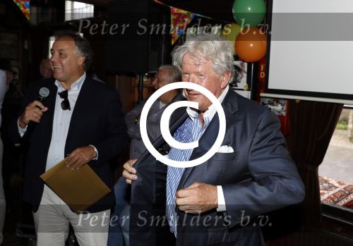 Blaricum 6 september 2016
Surprise party voor Willibrord Frequin zijn 75e verjaardag bij  Moeke Spijstra.
Zijn vriendin kinderen en kleinkinderen zijn natuurlijk aanwezig.