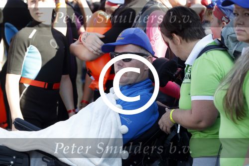 Amsterdam 3 september 2017  
ALS Cityswim in de amsterdamse grachten. Johnny de Mol jr en Rick Brandsteder zemmen met Ralph en Carlijn de Vies en hun kinderen  zoon Daniel en  hun dochter