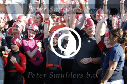 Amsterdam 3 september 2017  
ALS Cityswim in de amsterdamse grachten. Johnny de Mol jr en Rick Brandsteder zemmen met Ralph en Carlijn de Vies en hun kinderen  zoon Daniel en  hun dochter