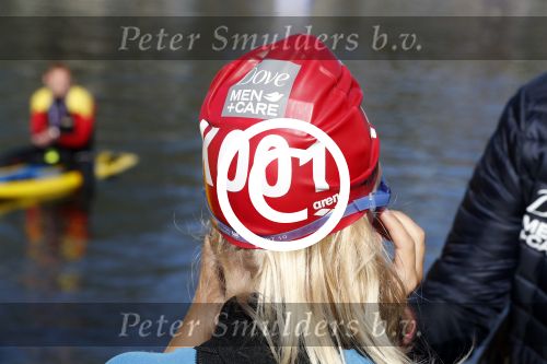 Amsterdam 3 september 2017  
ALS Cityswim in de amsterdamse grachten. Johnny de Mol jr en Rick Brandsteder zemmen met Ralph en Carlijn de Vies en hun kinderen  zoon Daniel en  hun dochter