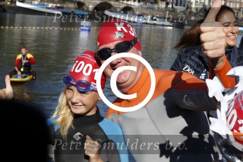 Amsterdam 3 september 2017  
ALS Cityswim in de amsterdamse grachten. Johnny de Mol jr en Rick Brandsteder zemmen met Ralph en Carlijn de Vies en hun kinderen  zoon Daniel en  hun dochter