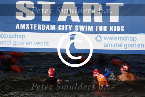 Amsterdam 3 september 2017  
ALS Cityswim in de amsterdamse grachten. Johnny de Mol jr en Rick Brandsteder zemmen met Ralph en Carlijn de Vies en hun kinderen  zoon Daniel en  hun dochter