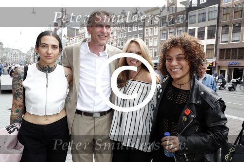 Amsterdam 11 juni 2017
Opening expositie Andy Warhol in Beurs v Berlage. Het is een initiatief van Lex Harding.
Adam Curry met zijn vriendin Tina Snider en Christina Curry met vriendin Shenta Ignacio