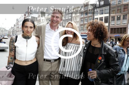 Amsterdam 11 juni 2017
Opening expositie Andy Warhol in Beurs v Berlage. Het is een initiatief van Lex Harding.
Adam Curry met zijn vriendin Tina Snider en Christina Curry met vriendin Shenta Ignacio