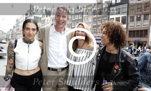 Amsterdam 11 juni 2017
Opening expositie Andy Warhol in Beurs v Berlage. Het is een initiatief van Lex Harding.
Adam Curry met zijn vriendin Tina Snider en Christina Curry met vriendin Shenta Ignacio