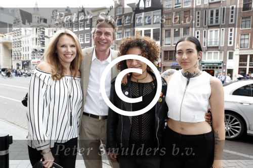Amsterdam 11 juni 2017
Opening expositie Andy Warhol in Beurs v Berlage. Het is een initiatief van Lex Harding.
Adam Curry met zijn vriendin Tina Snider en Christina Curry met vriendin Shenta Ignacio