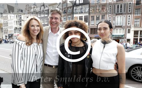 Amsterdam 11 juni 2017
Opening expositie Andy Warhol in Beurs v Berlage. Het is een initiatief van Lex Harding.
Adam Curry met zijn vriendin Tina Snider en Christina Curry met vriendin Shenta Ignacio