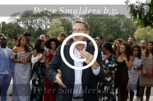 Amsterdam 6 september 2017
Perspresentatie van de musical On Your Feet bij strand Zuid. De cast met oa Ellen Evers, Jim Bakkum, Vajen van den Bosch, Albert Verlinde Nurlaila Kareem en  Tommie Christiaan