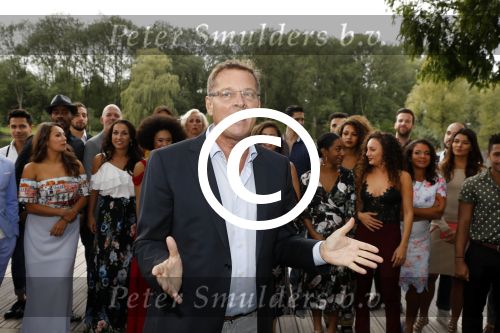 Amsterdam 6 september 2017
Perspresentatie van de musical On Your Feet bij strand Zuid. De cast met oa Ellen Evers, Jim Bakkum, Vajen van den Bosch, Albert Verlinde Nurlaila Kareem en  Tommie Christiaan