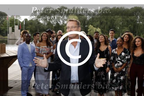 Amsterdam 6 september 2017
Perspresentatie van de musical On Your Feet bij strand Zuid. De cast met oa Ellen Evers, Jim Bakkum, Vajen van den Bosch, Albert Verlinde Nurlaila Kareem en  Tommie Christiaan