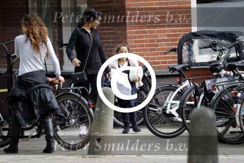 Amsterdam 20 september 2017 
Amanda Balk met haar dochtertje Vegas in amsterdam