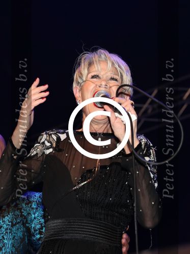 Weert, 26 Augustus 2017
Anneke Gronloh in rolstoel en tijdens optreden tgv 100e verjaardag Johnny Hoes