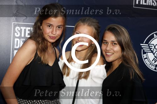 Apeldoorn 2 september 2017
Premiere Spaak in Omnisport . De hoofdrollen worden oa gespeeld door Tim Douwsma Aart Staartjes en Saskia Elise. Steven de Jong is de producent
Annemiek de Jong (dochter Steven de Jong) met vriendinnen