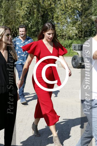 Eiland van Maurik 4 september 2017
Groepsfoto met Nicolette Kluijver en Dennis Weening met Marieke Elsinga, Anouk Hoogendijk, Roeland Fernhout, Niels Gomperts, Carolina Dijkhuizen, Henk Poort, Joelle Witschge, Richard Witschge, Shelly Sterk, Soundos El Ahmadi, Danny Froger, Kaj Gorgels, Nicole Buch en Brace. tijdens de persviewing van Expeditie Robinson 2017 op het Eiland van Maurik