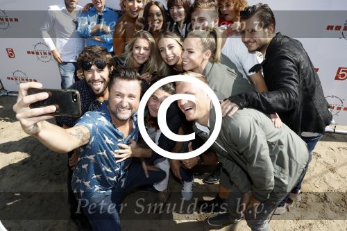 Eiland van Maurik 4 september 2017
Groepsfoto met Nicolette Kluijver en Dennis Weening met Marieke Elsinga, Anouk Hoogendijk, Roeland Fernhout, Niels Gomperts, Carolina Dijkhuizen, Henk Poort, Joelle Witschge, Richard Witschge, Shelly Sterk, Soundos El Ahmadi, Danny Froger, Kaj Gorgels, Nicole Buch en Brace. tijdens de persviewing van Expeditie Robinson 2017 op het Eiland van Maurik