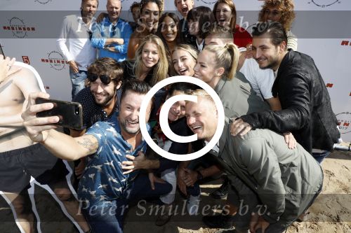 Eiland van Maurik 4 september 2017
Groepsfoto met Nicolette Kluijver en Dennis Weening met Marieke Elsinga, Anouk Hoogendijk, Roeland Fernhout, Niels Gomperts, Carolina Dijkhuizen, Henk Poort, Joelle Witschge, Richard Witschge, Shelly Sterk, Soundos El Ahmadi, Danny Froger, Kaj Gorgels, Nicole Buch en Brace. tijdens de persviewing van Expeditie Robinson 2017 op het Eiland van Maurik