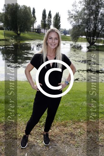 Eiland van Maurik 4 september 2017
Groepsfoto met Nicolette Kluijver en Dennis Weening met Marieke Elsinga, Anouk Hoogendijk, Roeland Fernhout, Niels Gomperts, Carolina Dijkhuizen, Henk Poort, Joelle Witschge, Richard Witschge, Shelly Sterk, Soundos El Ahmadi, Danny Froger, Kaj Gorgels, Nicole Buch en Brace. tijdens de persviewing van Expeditie Robinson 2017 op het Eiland van Maurik