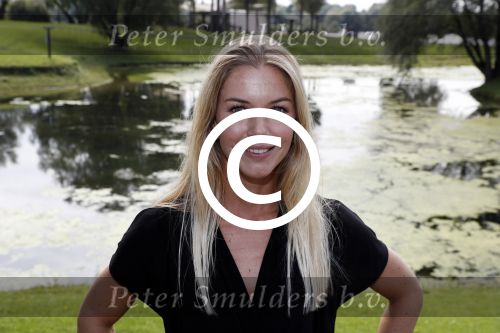 Eiland van Maurik 4 september 2017
Groepsfoto met Nicolette Kluijver en Dennis Weening met Marieke Elsinga, Anouk Hoogendijk, Roeland Fernhout, Niels Gomperts, Carolina Dijkhuizen, Henk Poort, Joelle Witschge, Richard Witschge, Shelly Sterk, Soundos El Ahmadi, Danny Froger, Kaj Gorgels, Nicole Buch en Brace. tijdens de persviewing van Expeditie Robinson 2017 op het Eiland van Maurik