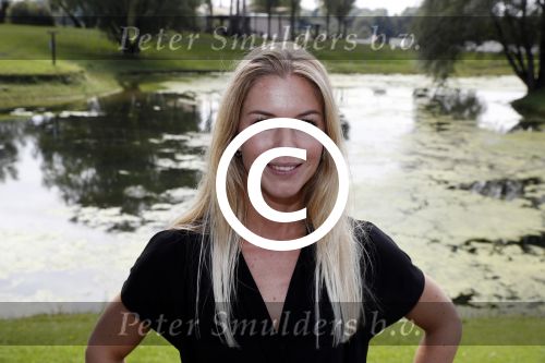 Eiland van Maurik 4 september 2017
Groepsfoto met Nicolette Kluijver en Dennis Weening met Marieke Elsinga, Anouk Hoogendijk, Roeland Fernhout, Niels Gomperts, Carolina Dijkhuizen, Henk Poort, Joelle Witschge, Richard Witschge, Shelly Sterk, Soundos El Ahmadi, Danny Froger, Kaj Gorgels, Nicole Buch en Brace. tijdens de persviewing van Expeditie Robinson 2017 op het Eiland van Maurik