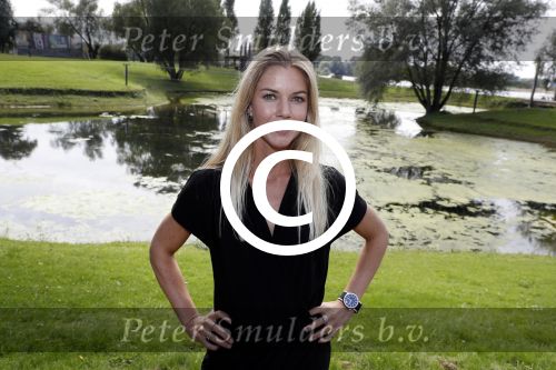 Eiland van Maurik 4 september 2017
Groepsfoto met Nicolette Kluijver en Dennis Weening met Marieke Elsinga, Anouk Hoogendijk, Roeland Fernhout, Niels Gomperts, Carolina Dijkhuizen, Henk Poort, Joelle Witschge, Richard Witschge, Shelly Sterk, Soundos El Ahmadi, Danny Froger, Kaj Gorgels, Nicole Buch en Brace. tijdens de persviewing van Expeditie Robinson 2017 op het Eiland van Maurik