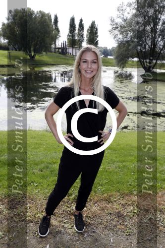 Eiland van Maurik 4 september 2017
Groepsfoto met Nicolette Kluijver en Dennis Weening met Marieke Elsinga, Anouk Hoogendijk, Roeland Fernhout, Niels Gomperts, Carolina Dijkhuizen, Henk Poort, Joelle Witschge, Richard Witschge, Shelly Sterk, Soundos El Ahmadi, Danny Froger, Kaj Gorgels, Nicole Buch en Brace. tijdens de persviewing van Expeditie Robinson 2017 op het Eiland van Maurik