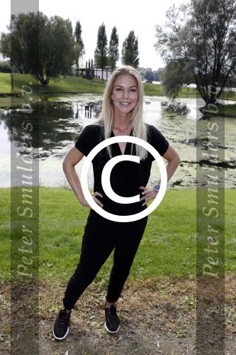 Eiland van Maurik 4 september 2017
Groepsfoto met Nicolette Kluijver en Dennis Weening met Marieke Elsinga, Anouk Hoogendijk, Roeland Fernhout, Niels Gomperts, Carolina Dijkhuizen, Henk Poort, Joelle Witschge, Richard Witschge, Shelly Sterk, Soundos El Ahmadi, Danny Froger, Kaj Gorgels, Nicole Buch en Brace. tijdens de persviewing van Expeditie Robinson 2017 op het Eiland van Maurik