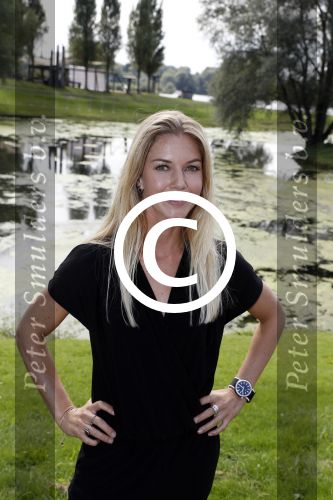 Eiland van Maurik 4 september 2017
Groepsfoto met Nicolette Kluijver en Dennis Weening met Marieke Elsinga, Anouk Hoogendijk, Roeland Fernhout, Niels Gomperts, Carolina Dijkhuizen, Henk Poort, Joelle Witschge, Richard Witschge, Shelly Sterk, Soundos El Ahmadi, Danny Froger, Kaj Gorgels, Nicole Buch en Brace. tijdens de persviewing van Expeditie Robinson 2017 op het Eiland van Maurik