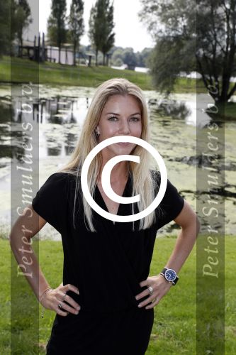 Eiland van Maurik 4 september 2017
Groepsfoto met Nicolette Kluijver en Dennis Weening met Marieke Elsinga, Anouk Hoogendijk, Roeland Fernhout, Niels Gomperts, Carolina Dijkhuizen, Henk Poort, Joelle Witschge, Richard Witschge, Shelly Sterk, Soundos El Ahmadi, Danny Froger, Kaj Gorgels, Nicole Buch en Brace. tijdens de persviewing van Expeditie Robinson 2017 op het Eiland van Maurik
