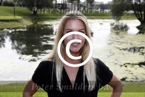 Eiland van Maurik 4 september 2017
Groepsfoto met Nicolette Kluijver en Dennis Weening met Marieke Elsinga, Anouk Hoogendijk, Roeland Fernhout, Niels Gomperts, Carolina Dijkhuizen, Henk Poort, Joelle Witschge, Richard Witschge, Shelly Sterk, Soundos El Ahmadi, Danny Froger, Kaj Gorgels, Nicole Buch en Brace. tijdens de persviewing van Expeditie Robinson 2017 op het Eiland van Maurik
