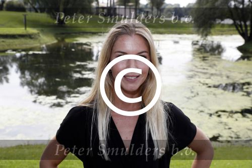 Eiland van Maurik 4 september 2017
Groepsfoto met Nicolette Kluijver en Dennis Weening met Marieke Elsinga, Anouk Hoogendijk, Roeland Fernhout, Niels Gomperts, Carolina Dijkhuizen, Henk Poort, Joelle Witschge, Richard Witschge, Shelly Sterk, Soundos El Ahmadi, Danny Froger, Kaj Gorgels, Nicole Buch en Brace. tijdens de persviewing van Expeditie Robinson 2017 op het Eiland van Maurik
