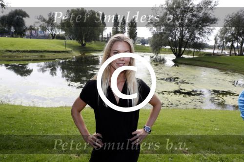 Eiland van Maurik 4 september 2017
Groepsfoto met Nicolette Kluijver en Dennis Weening met Marieke Elsinga, Anouk Hoogendijk, Roeland Fernhout, Niels Gomperts, Carolina Dijkhuizen, Henk Poort, Joelle Witschge, Richard Witschge, Shelly Sterk, Soundos El Ahmadi, Danny Froger, Kaj Gorgels, Nicole Buch en Brace. tijdens de persviewing van Expeditie Robinson 2017 op het Eiland van Maurik