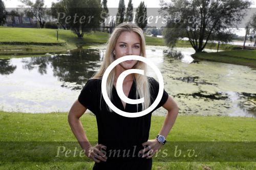Eiland van Maurik 4 september 2017
Groepsfoto met Nicolette Kluijver en Dennis Weening met Marieke Elsinga, Anouk Hoogendijk, Roeland Fernhout, Niels Gomperts, Carolina Dijkhuizen, Henk Poort, Joelle Witschge, Richard Witschge, Shelly Sterk, Soundos El Ahmadi, Danny Froger, Kaj Gorgels, Nicole Buch en Brace. tijdens de persviewing van Expeditie Robinson 2017 op het Eiland van Maurik