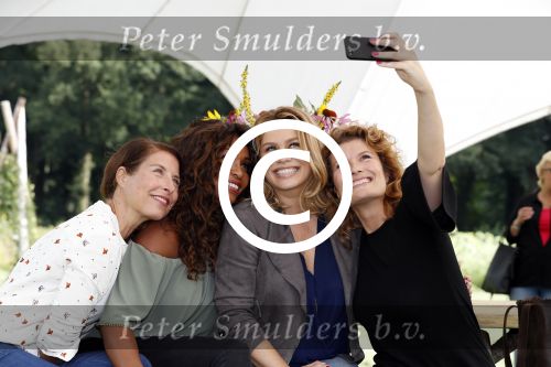 t Harde 5 september 2017
Presentatie cast Opvliegers. Antje Monteiro, Anouk van Nes, Joanne Telesford, Sandra Mattie,
Producent is  Rick Engelkes