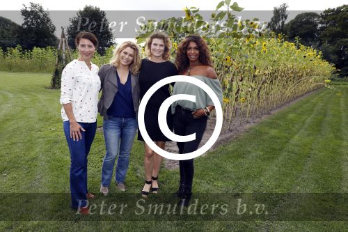 t Harde 5 september 2017
Presentatie cast Opvliegers. Antje Monteiro, Anouk van Nes, Joanne Telesford, Sandra Mattie,
Producent is  Rick Engelkes
