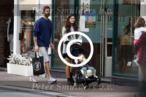 Amsterdam 9 augustus 2017
Arie Boomsma met zijn zwangere vrouw Romy en hun dochter Bobby in het centrum van Amsterdam.