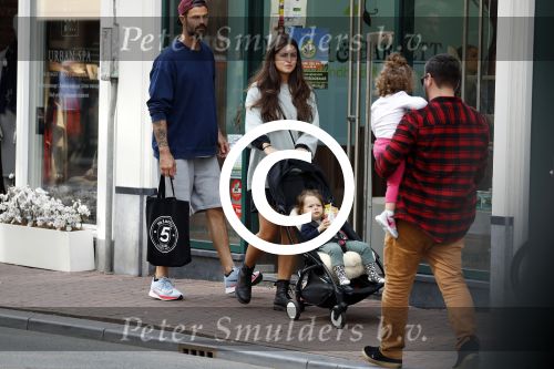 Amsterdam 9 augustus 2017
Arie Boomsma met zijn zwangere vrouw Romy en hun dochter Bobby in het centrum van Amsterdam.