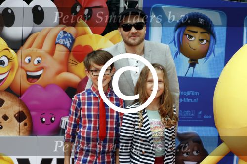 Amsterdam 2 augustus 2017  
Premiere emoji de film in pathe arena. Arjen Lubach met kinderen van zijn vriendin