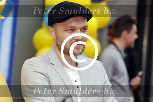 Amsterdam 2 augustus 2017  
Premiere emoji de film in pathe arena. Arjen Lubach met kinderen van zijn vriendin