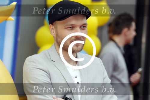 Amsterdam 2 augustus 2017  
Premiere emoji de film in pathe arena. Arjen Lubach met kinderen van zijn vriendin