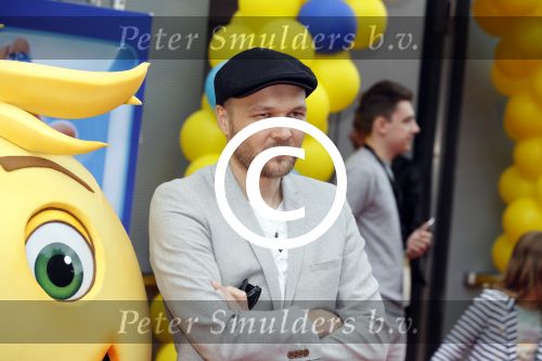 Amsterdam 2 augustus 2017  
Premiere emoji de film in pathe arena. Arjen Lubach met kinderen van zijn vriendin