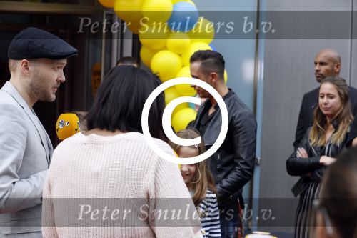 Amsterdam 2 augustus 2017  
Premiere emoji de film in pathe arena. dame bij 
Arjen Lubach dame