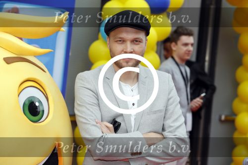 Amsterdam 2 augustus 2017  
Premiere emoji de film in pathe arena. Arjen Lubach met kinderen van zijn vriendin