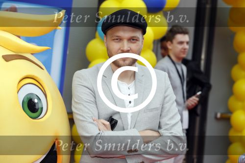 Amsterdam 2 augustus 2017  
Premiere emoji de film in pathe arena. Arjen Lubach met kinderen van zijn vriendin