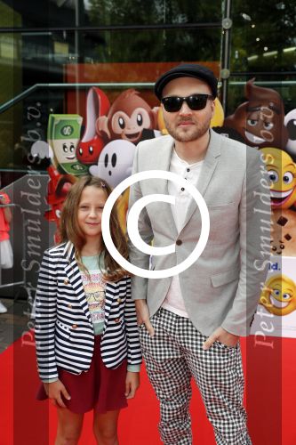 Amsterdam 2 augustus 2017  
Premiere emoji de film in pathe arena. Arjen Lubach met kinderen van zijn vriendin